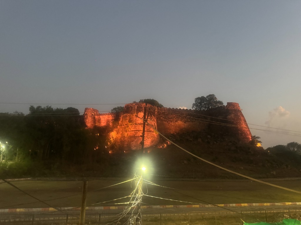 Hotel opposite Jhansi Fort
